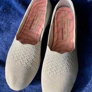 NWOT SKECHERS classic fit Natural size 10